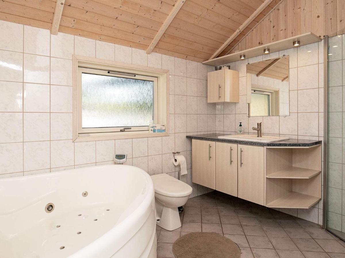 Three-Bedroom Holiday Home In Rodby 38 Kramnitse エクステリア 写真